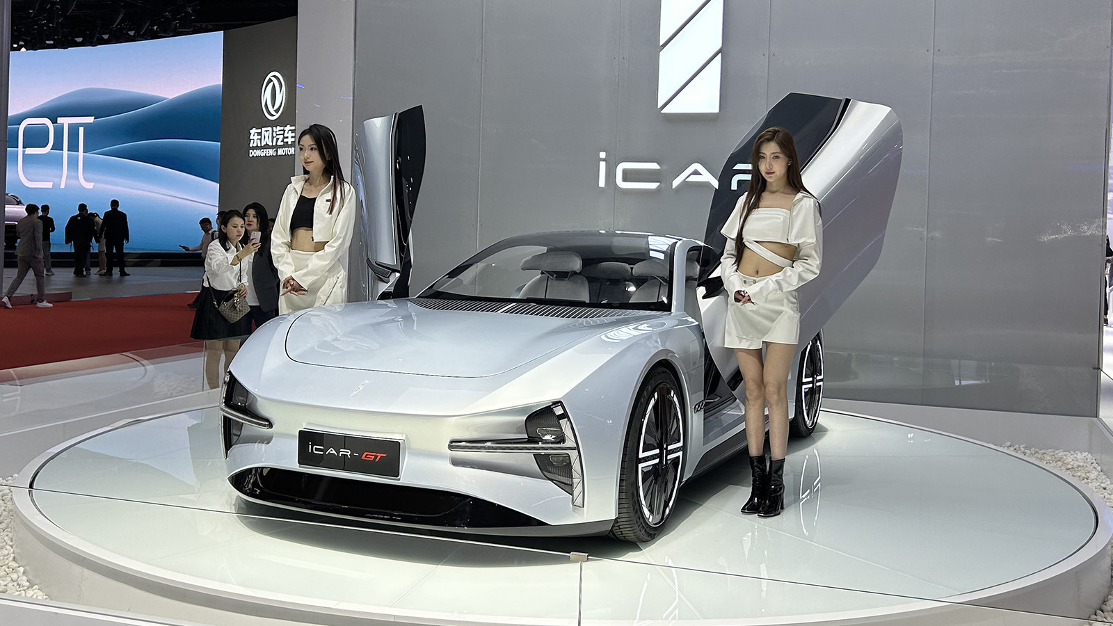 Chinese Car Companies Urge Import Taxes