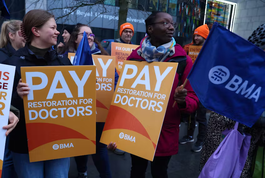 Senior Doctors in England Accept Pay Offer